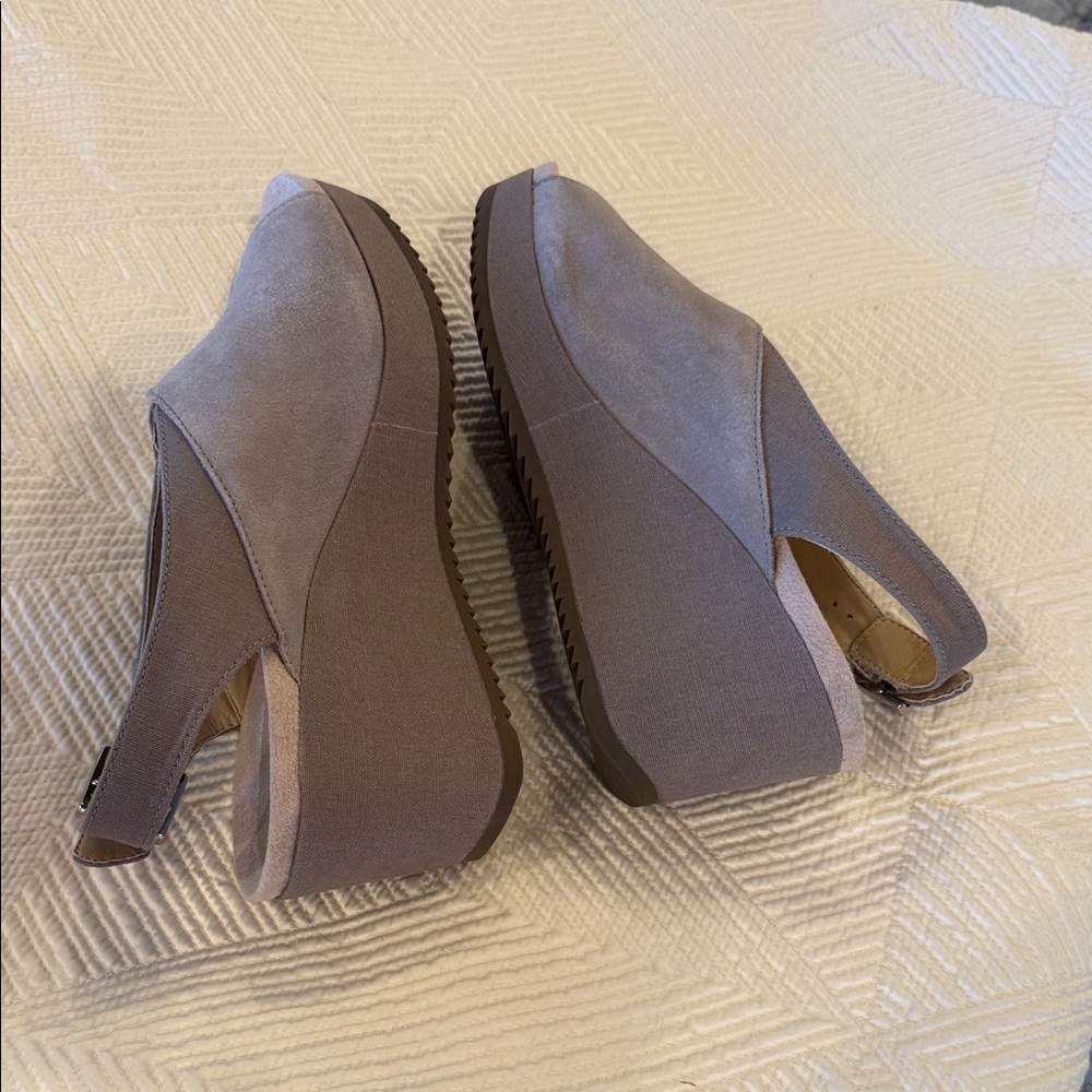 Vionic Women's Gray Wedge Sandals - Picture 5 of 7